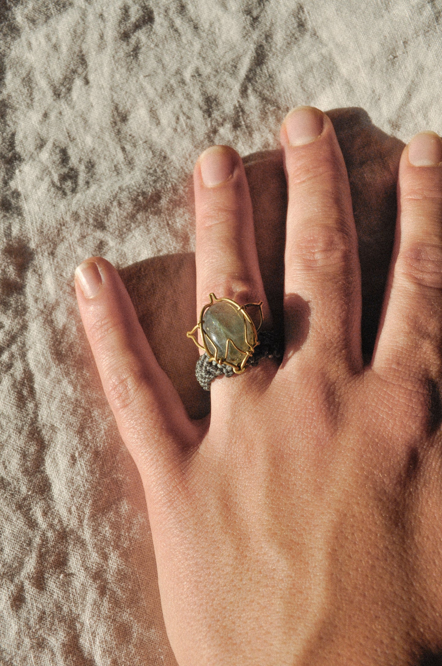 Anel Lótus com Labradorite
